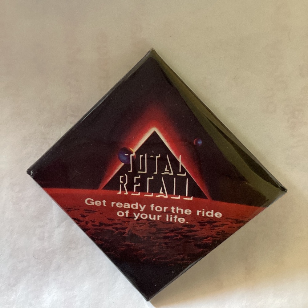 Vintage 1990 TOTAL RECALL Promo Pinback Pin Button Schwarzenegger - Picture 4 of 4